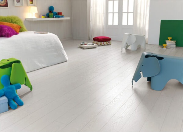 8mm Laminated Flooring Artic Sovereign Oak 1310mm x 132mm (1,73m2 Pack)
