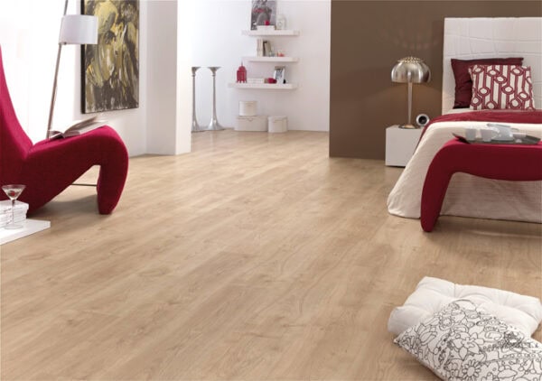 8mm Laminated Flooring Glamour Oak 1331mm x 194mm (2,07m2 Pack)