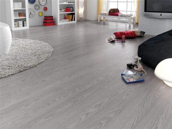8mm Laminated Flooring Silver Sovereign Oak 1310mm x 132mm (1,73m2 Pack)