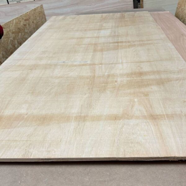 Damaged Stock 18mm Chinese Eucalyptus Face Poplar Core External Grade Plywood B/BB CE2+ 2440mm x 1220mm (8′ X 4′)