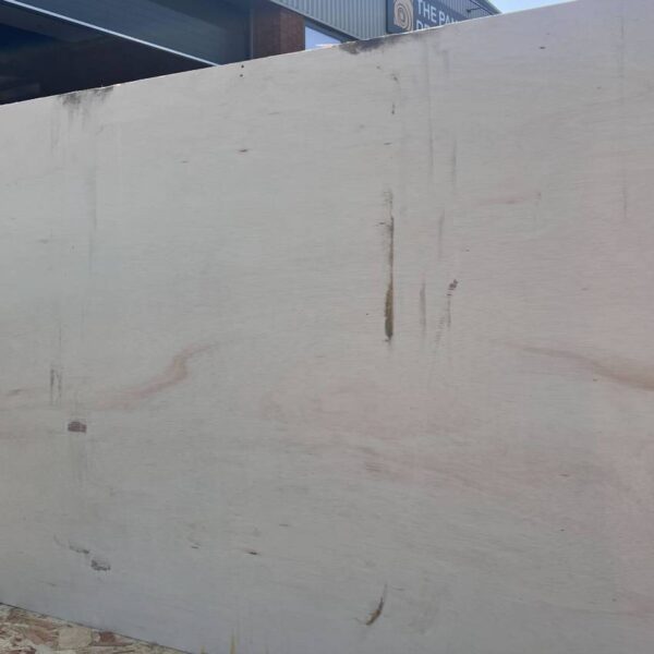 Damaged Stock 44mm FD30 White Plywood Faced Lightweight Solid Door Blank Unlipped 2440mm x 1220mm (8′ x 4′)