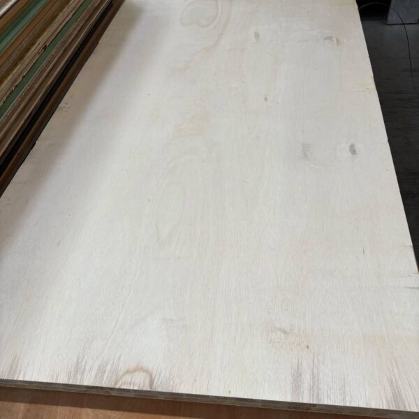 Damaged Stock 44mm FD30 White Plywood Faced Lightweight Solid Door Blank Unlipped 2440mm x 1220mm (8′ x 4′)