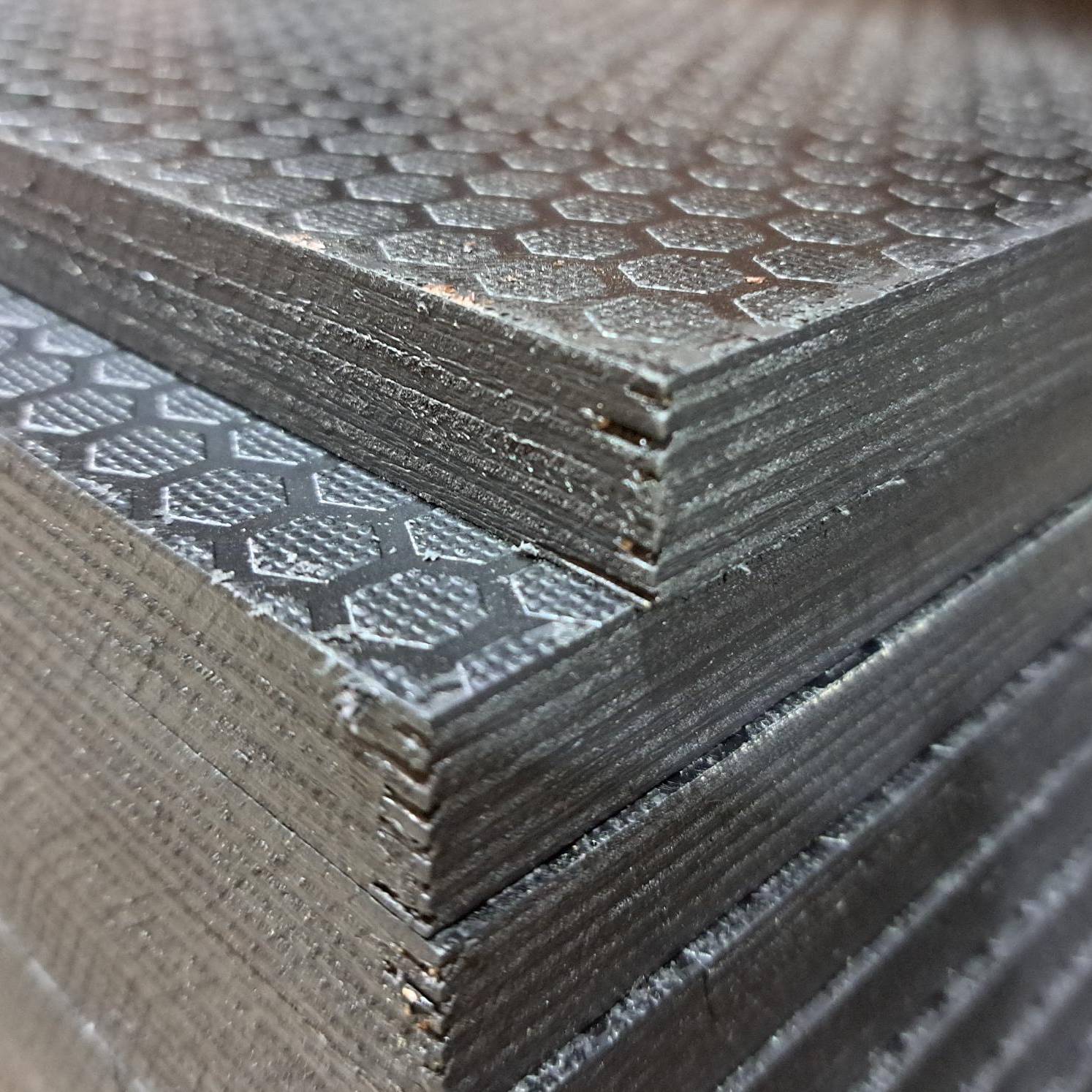 18mm Birch Core Dark Brown Anti Slip Hexagon Phenolic Faced Film Buffalo Plywood 2440mm X 1220mm (8′ X 4′)