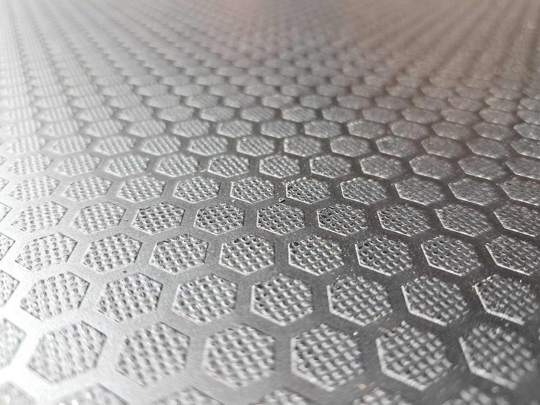 18mm Birch Core Dark Brown Anti Slip Hexagon Phenolic Faced Film Buffalo Plywood 2440mm X 1220mm (8′ X 4′)